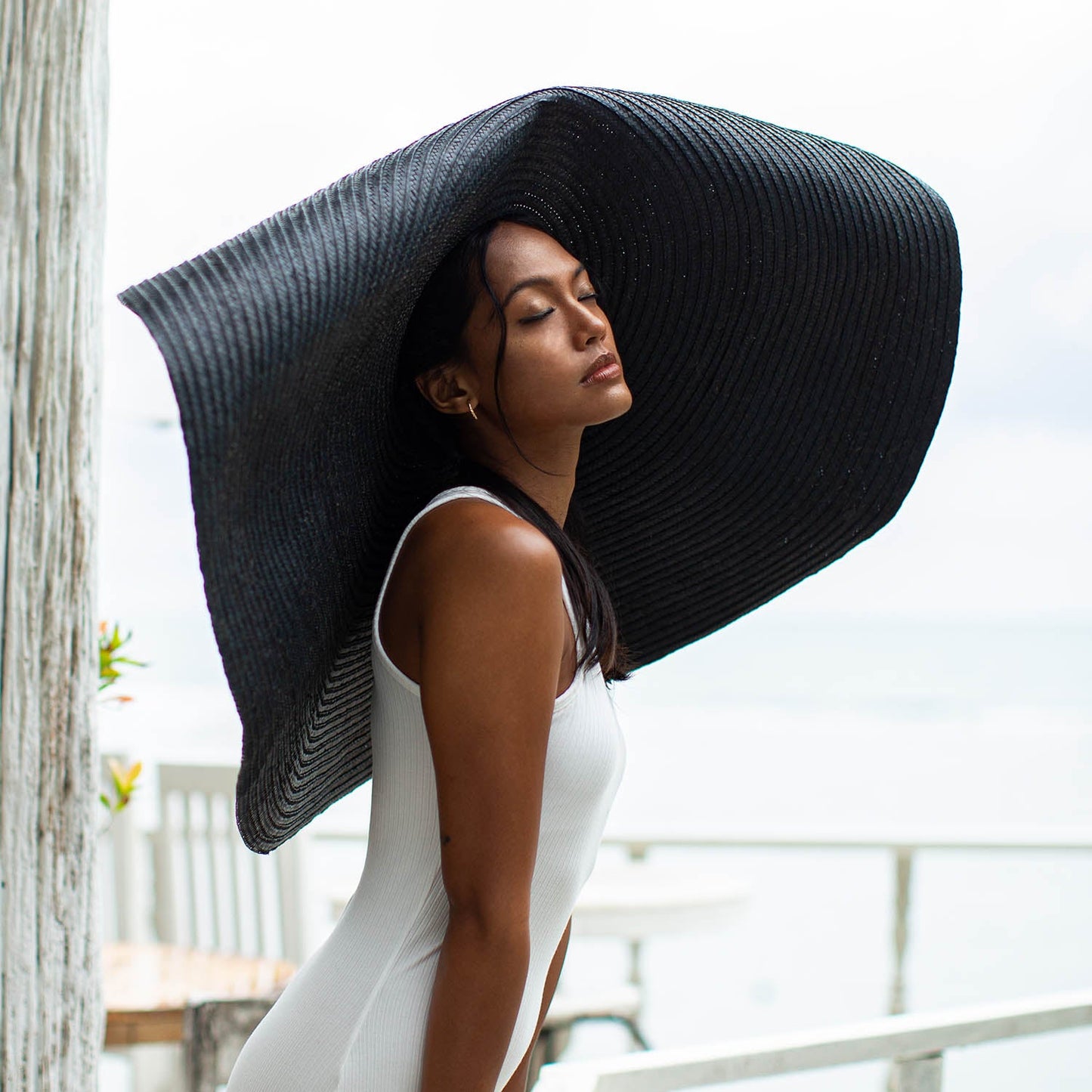 SOLANA Oversized Straw Hat In Black